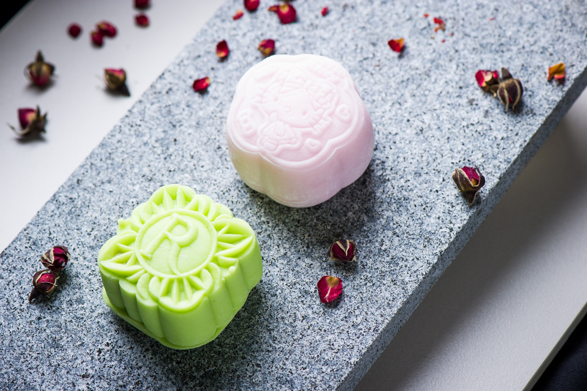 (i) Hello Kitty Collagen White Lotus with Red Bean & Cranberry. (ii) Mini Mooncake Honey Aloe Vera, Renaissance Kuala Lumpur Hotel.